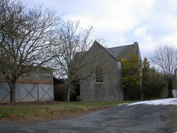 Ben c'est clair non ? Ce sont les photos de la chapelle lors de notre achat !