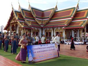 Danses traditionnelles au Wat Phra That Choeng Chum à Sakon Nakhon.