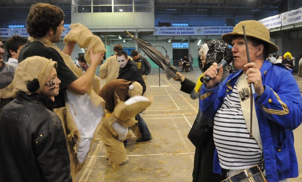 Cavalcade et charivari, hélas,  annulés pour cause de pluie et neige. En revanche, le jeu de soule (l'ancêtre du rugby) a fait un éclatant retour et a enflammé l'Espace Laulhère