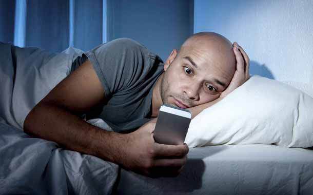 Los científicos descubren que mirar su teléfono antes de ir a dormir produce insomnio 
