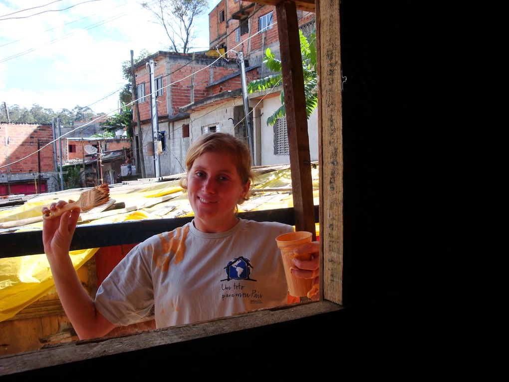 Nous sommes retournés 15 jours après dans la favela où nous avions construit la maison, afin de peindre la maison et de revoir la famille et l'agencement qu'il avait fait de la maison.