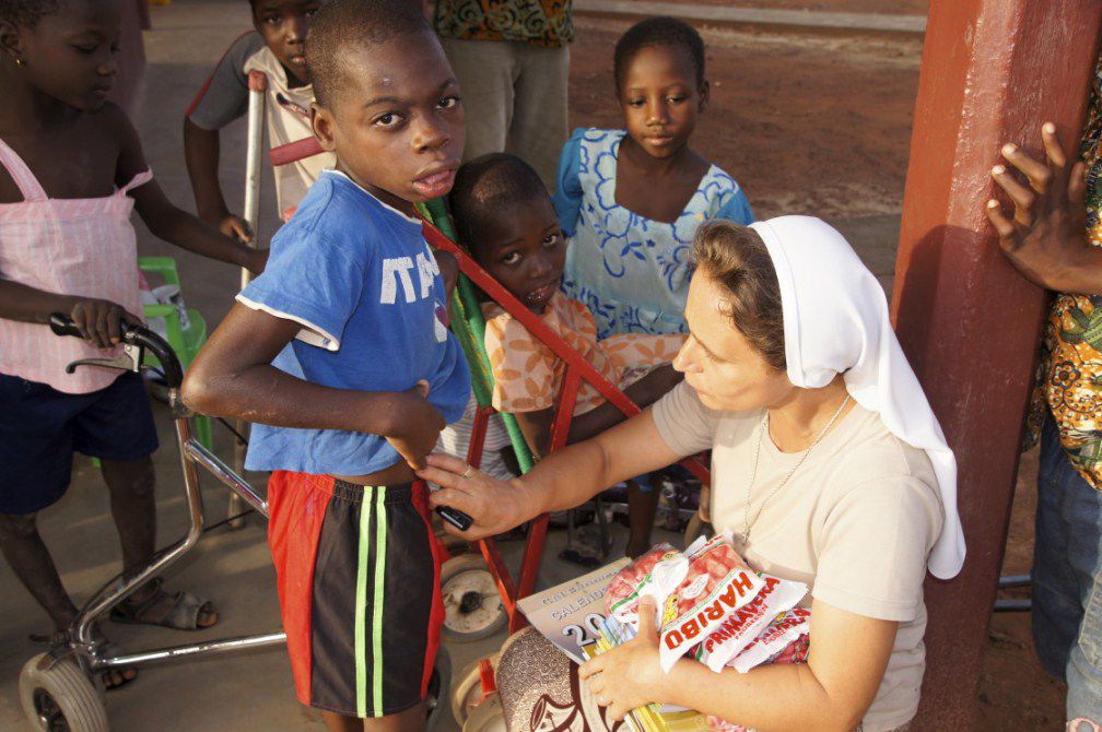 Distribution des bonbons du conteneur reçu en 2011 grâce aux efforts de Franziska et Leo Strauch d'Allemagne. Le nom de photo indique en même temps le lieu de la paroisse. C'est juste quelques exemples, car tous les diocèses du Togo et quelques p