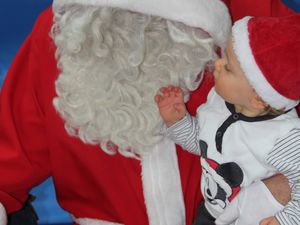 Le père Noel s'invite chez les bébés