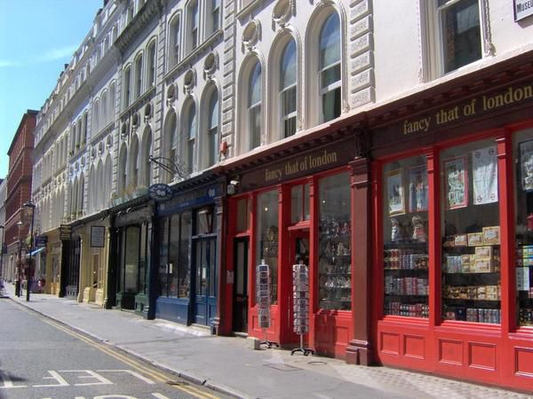 Cabines de téléphone rouges, palais de Buckingham, Baker Street et Abbey Road... sans oublier Big Ben... Comment ça je fais dans le cliché ? Bon, d'accord, mais Londres sans ces clichés, est-ce vraiment Londres ?<br /><br />J'ajoute des photos s