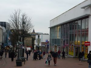 Dans le quartier commerçant. On admire la robe sans manches de la jeune fille sur la photo de droite alors qu'il fait 5 degrés... / En las calles comerciantes. Se puede admirar el vestido sin mangas dela chica en la foto de  la derecha, cuando apenas hacia 5 grados... 