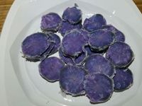 3 - Peler et écraser la gousse d'ail avec le plat d'un couteau. Faire revenir l'ail dans une poêle avec le beurre, rajouter le chou égoutté et laisser étuver à couvert, puis incorporer la moitié de la sauce à la crème, rectifier l'assaisonnement si besoin . Remettre le four à préchauffer th 6 (180°). Découper les pommes de terre en rondelles de 2 à 3 mm d'épaisseur, tailler la saucisse en rondelles de la même façon. Remettre le cercle autour de la pâte, étaler une couche de chou en tassant un peu, ôter le cercle et disposer les rondelles de saucisse, puis celles de pommes de terre au centre. Enfourner le tout pour 10 mn environ th 6 (180°). Déguster dès la sortie du four en rajoutant un peu de sauce au centre de la tarte fine pour un bel effet visuel.