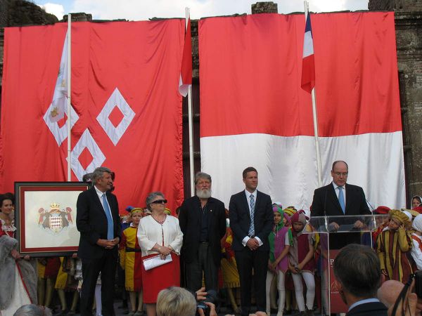Puy du Fou (Vendée) : S.A.S. le prince Albert II de Monaco préside la soirée au profit du père Pedro