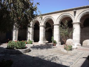 Un premier cloître : blanc