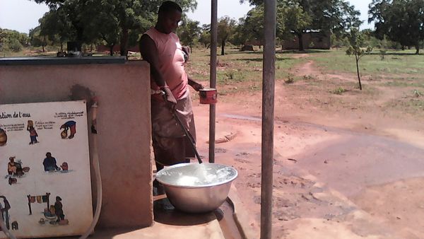 Panne et réparation de la pompe d’eau du forage du projet Wurodinisso à Doufiguisso