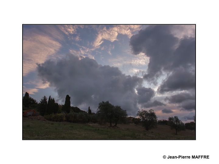 Les variations de lumière au cours de la journée donnent aux ciels de Toscane une apparence sans cesse renouvelée.