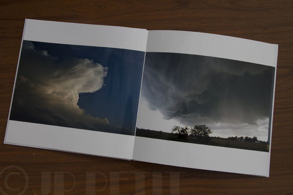 Cet ouvrage rassemble mes plus belles Images de la "Tornado Alley" aux USA. Il retrace un séjour de 3 semaines de chasse aux puissants Orages qui sillonnent les hight plains du Middle west : Oklahoma, Kansas, Nebraska...
