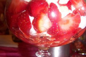 Coupe fraise/chantilly sur meringue