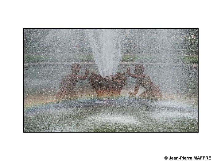 L’eau et la lumière du parc de Versailles deviennent cristal dans un décor où la mythologie rejoint le fantastique.