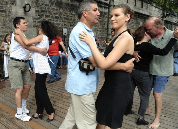 Paris-Plage-juillet 2006- Atelier "danses de salon" animé par Mademoiselle Clairette, Beatriceà la direction chorégraphique Valerie à l'accordéon et tous les danseurs