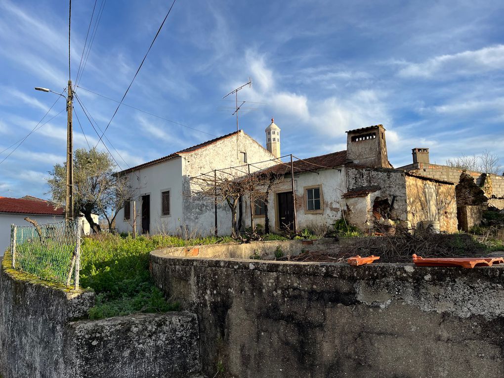 Quelques exemplaires des cheminées très hautes et étonnantes il y en a même une en arc de cercle à côté de la haute ronde sur la Maison Blanche. Très curieux.