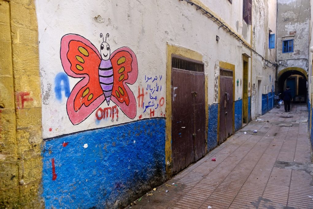 Quelques graffitis aux couleurs chatoyantes donnent à l'instar des portes un cachet aux rues et toute sa poésie à la médina. 