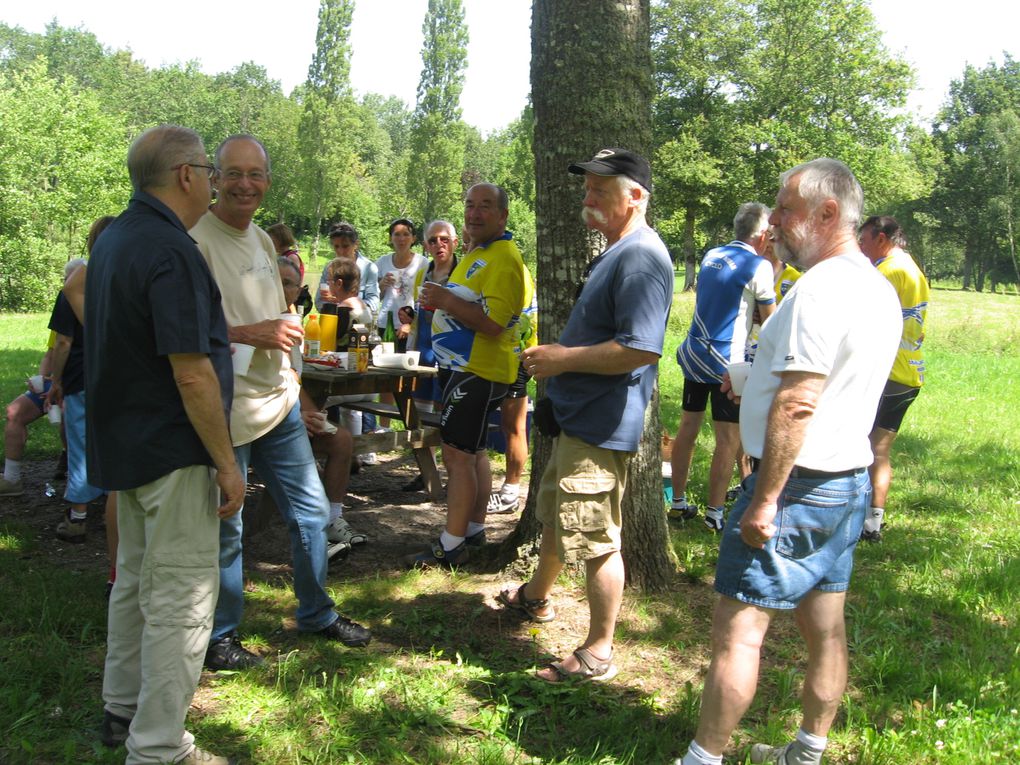 quelques photos de cette belle et chaude journée, prises par Fabienne, Noëlle et Dan. Le pique-nique a eu lieu à Yvoy le marron.