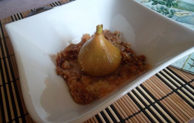 Figues blanches pochées au vin doux et crumble aux graines