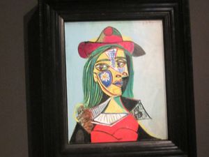 Femme au chapeau et col en fourrure de Picasso. Et le mur de Joan Miro