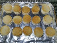 1 - Couper les fanes des radis en laissant 1,5 cm de queue, les laver et réserver. Mettre le beurre dans un bol, ajouter la poudre de noisette, le persil, saler, poivrer et écraser à la fourchette jusqu'à obtenir un beurre pommade. Mettre le four en position grill. A l'aide d'un emporte-pièce rond découper des disques dans le pain de mie. Les placer sur une plaque allant au four et les faire dorer sous le grill 1 à 2 mn. Pendant ce temps découper les radis en rondelles en prenant soin de garder le bout du radis avec la queue (pour la décoration). Sortir le pain toasté du four. 