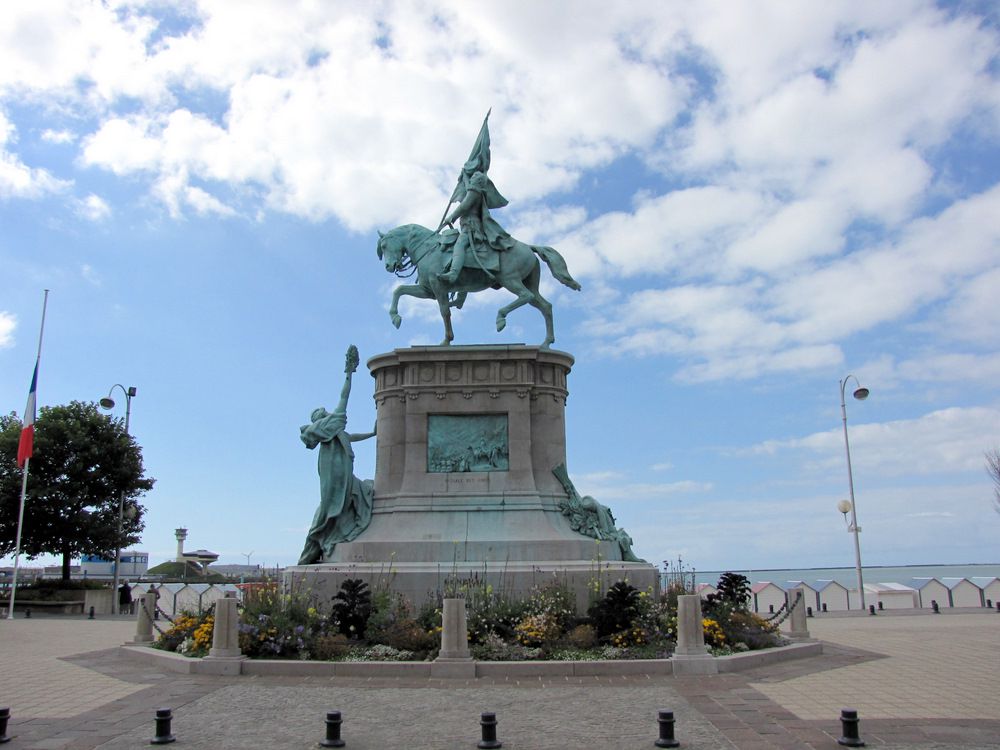 Monument au Général San Martin, général argentin. En 1850, le Général San Martin décède à Boulogne au 105, Grande Rue, où il demeurait depuis 16 mois.
