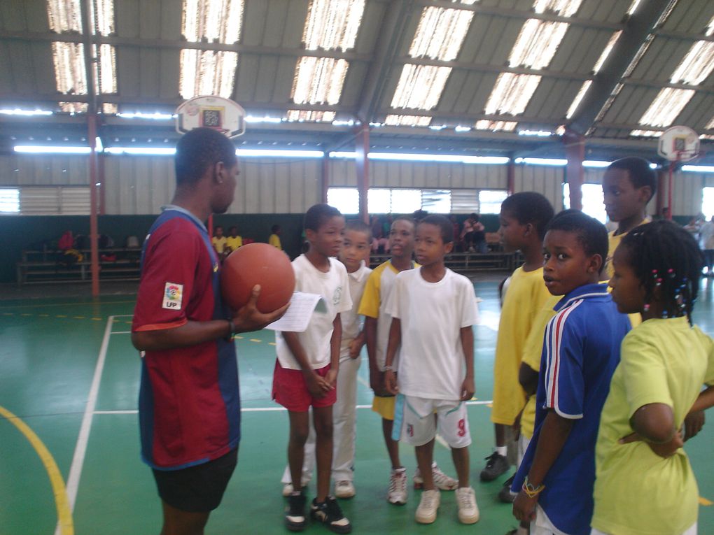 Suite à un entraînement intensif à l'école, nos élèves de CM1 et CM2 ont pu participer à une rencontre sportive inter-écoles au gymnase des Abymes. Ils en sont ressortis véritablement ravis !