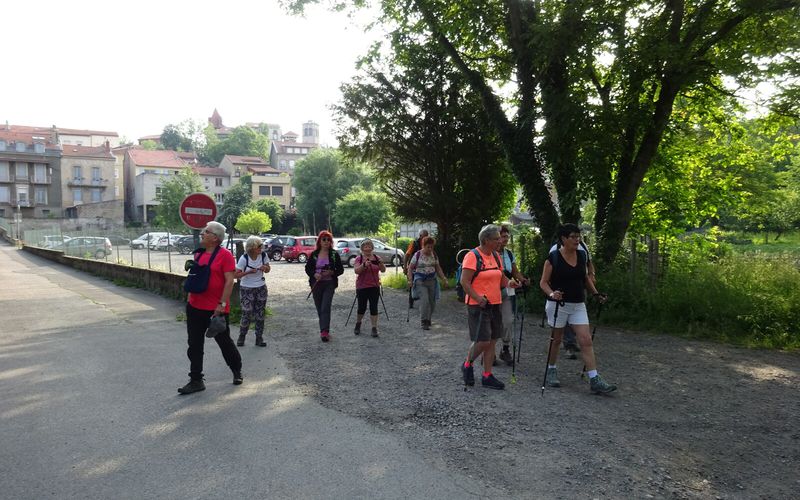 Malgré la programmation des marches le matin, il fait relativement chaud. Josiane a emmené 12 marcheurs du groupe 2 sur une randonnée entre Saint-Just et le barrage de Grangent