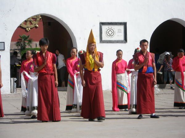 La première partie des photos montrent le magnifique parc impérial de Chengde avec son ancien palais d'été. La seconde partie des photos est consacrée aux temples lamaïques, situés tout près du parc, en fait. Ils sont immenses, je n'ai donc p