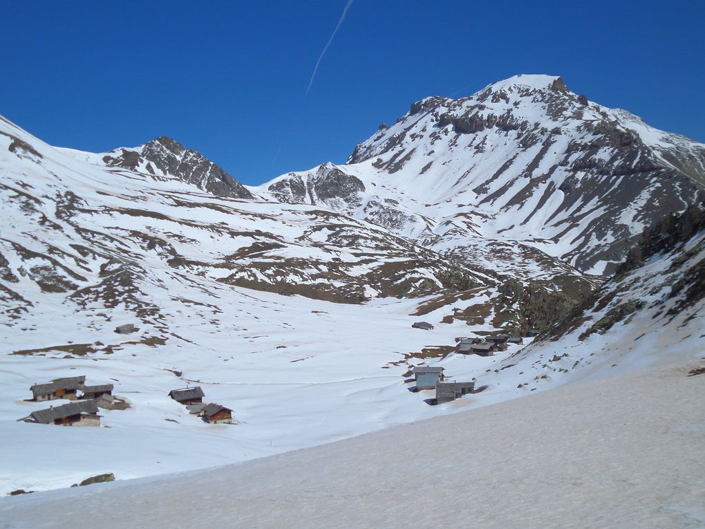 départ du parking (1966m) au dessus de Brunissard , montée à pied jusqu'au Pré Premier , puis montée à ski de fond (avec 1/2 peaux) jusqu'au Collet Haut (2207m) , puis jusqu'aux Chalets de Clapeyto (2250m) !