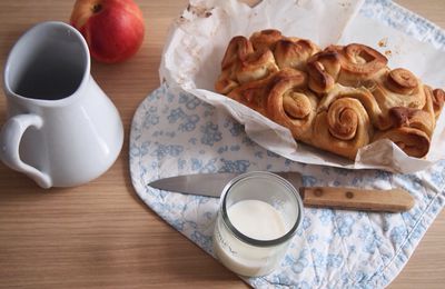 Brioche du petit-déjeuner roulée à la confiture maison 