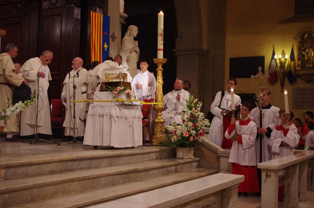 Grande procession en présence de Mgr Rey et Mgr Fisichella dans les rues du Centre ville