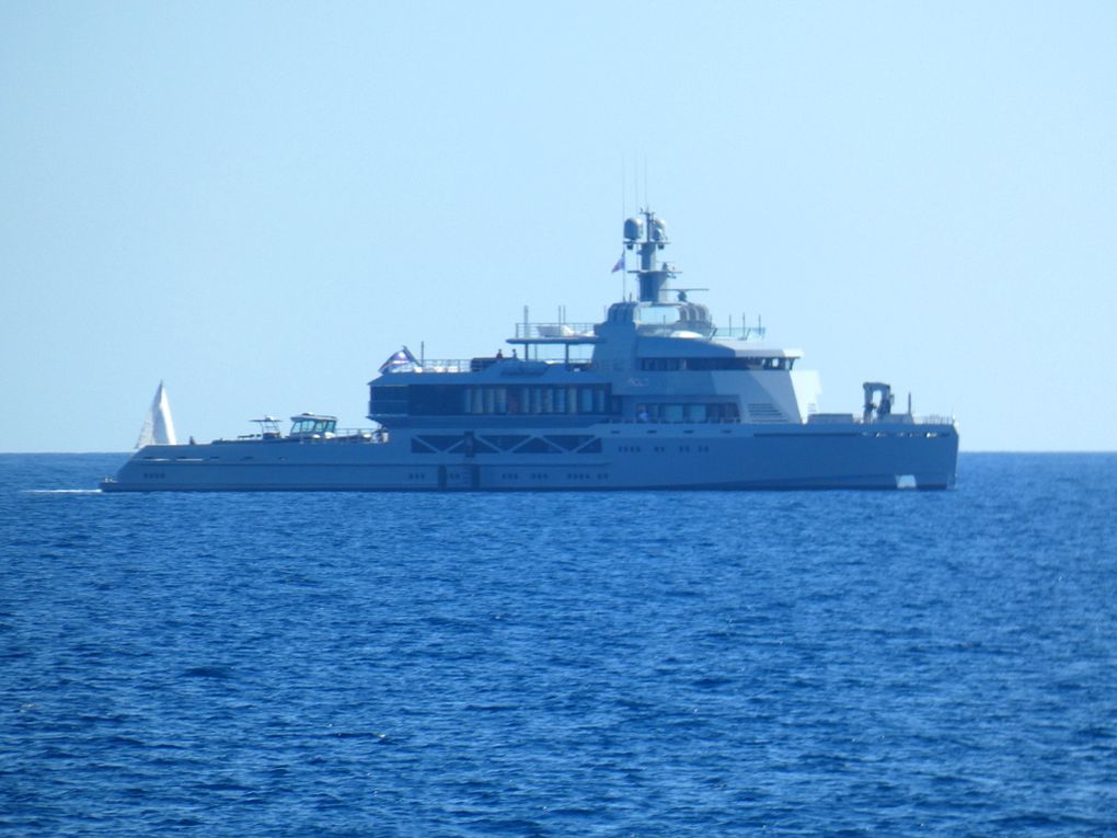 BOLD , en grande rade Toulon et se présentant pour y prendre un poste à quai  à la Seyne sur Mer  le 12 septembre 2019
