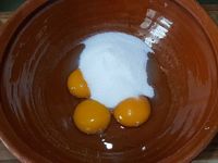 1 - Battre les oeufs et le sucre jusqu'à ce que le mélange blanchisse. Ajouter le lait et la crème fraîche, puis incorporer l'absinthe (ou autre alcool de votre choix, ou fleur d'oranger si enfants).