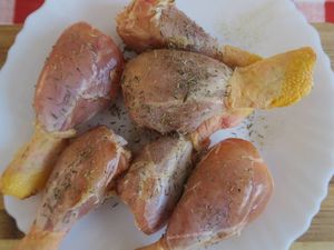 Pilons de poulet enlardés et purée 