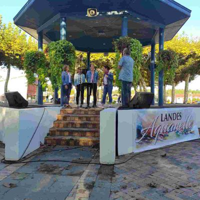  un groupe de chanteuses polyphonique « Arrenilhets ! » au kiosque de Morcenx dans le cadre du festival Landes aquarelle