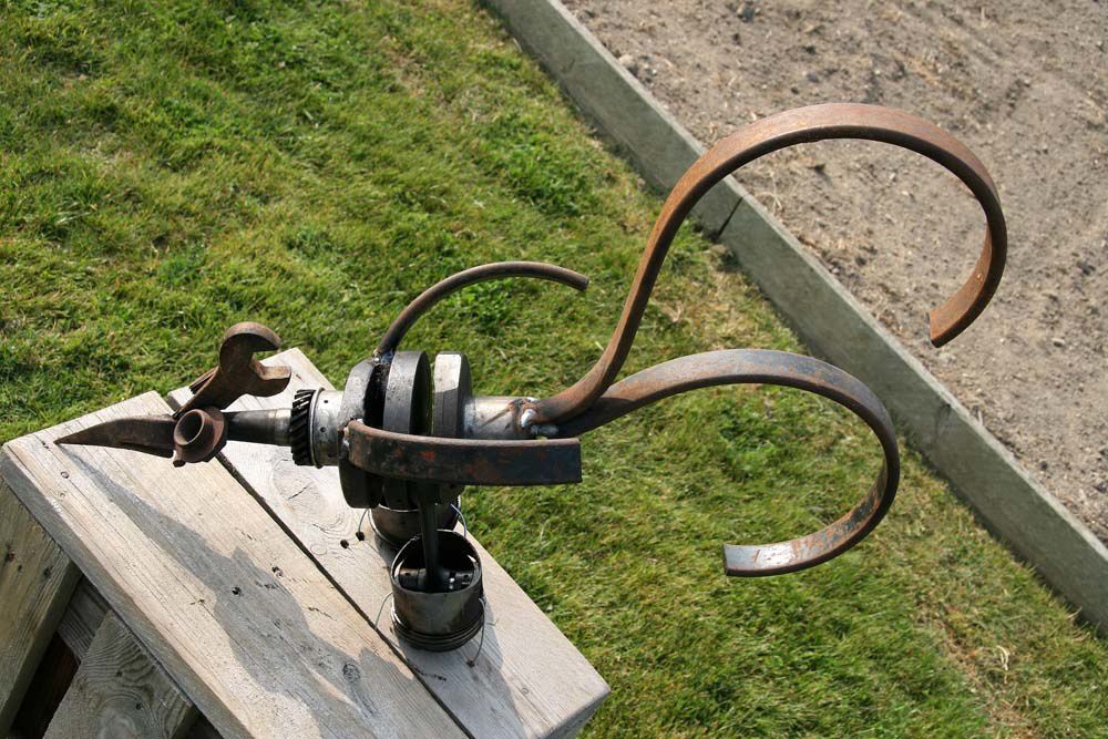 Les oeuvres du Métalo-déchéticien Christian Champin exposées dans le jardin de l'auberge de la Fontaine aux Bretons à Pornic - d'Avril à Août 2009 