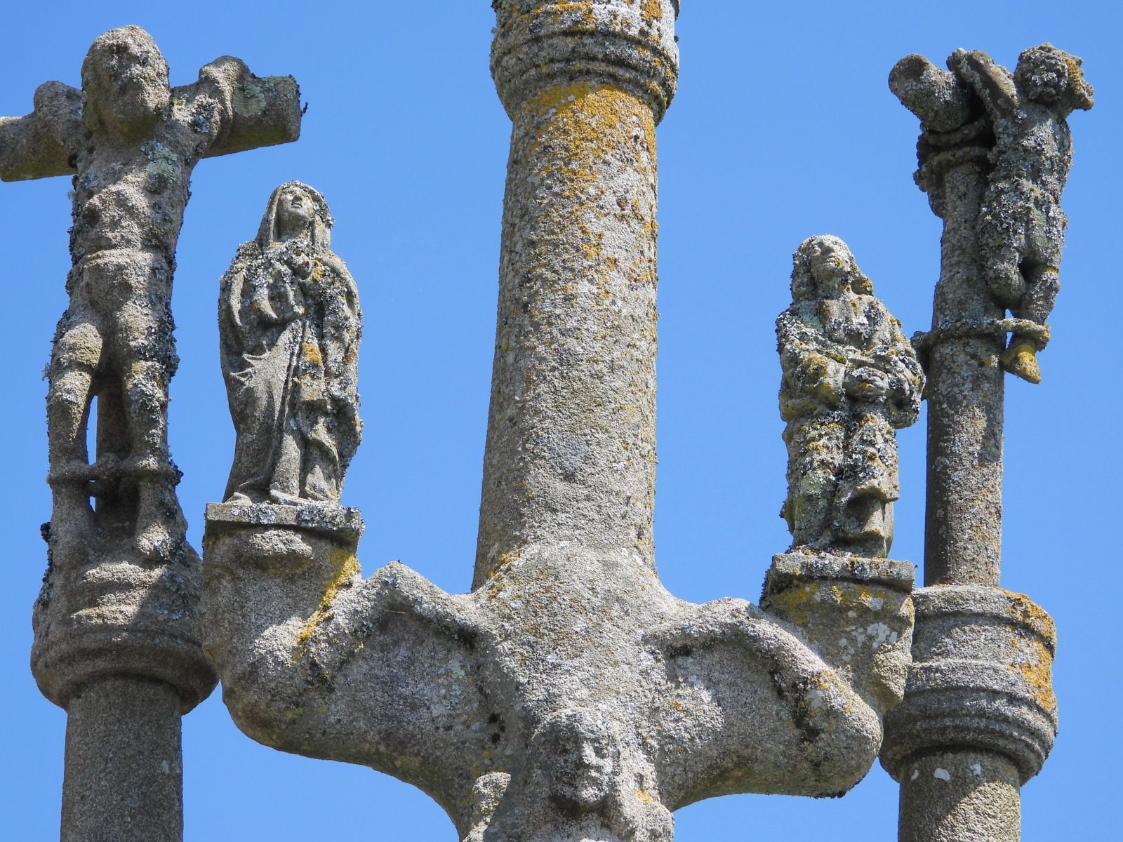 Le calvaire du cimetière de l'église de  Plourac'h (début du XVIe siècle). Photographie lavieb-aile juin 2023.