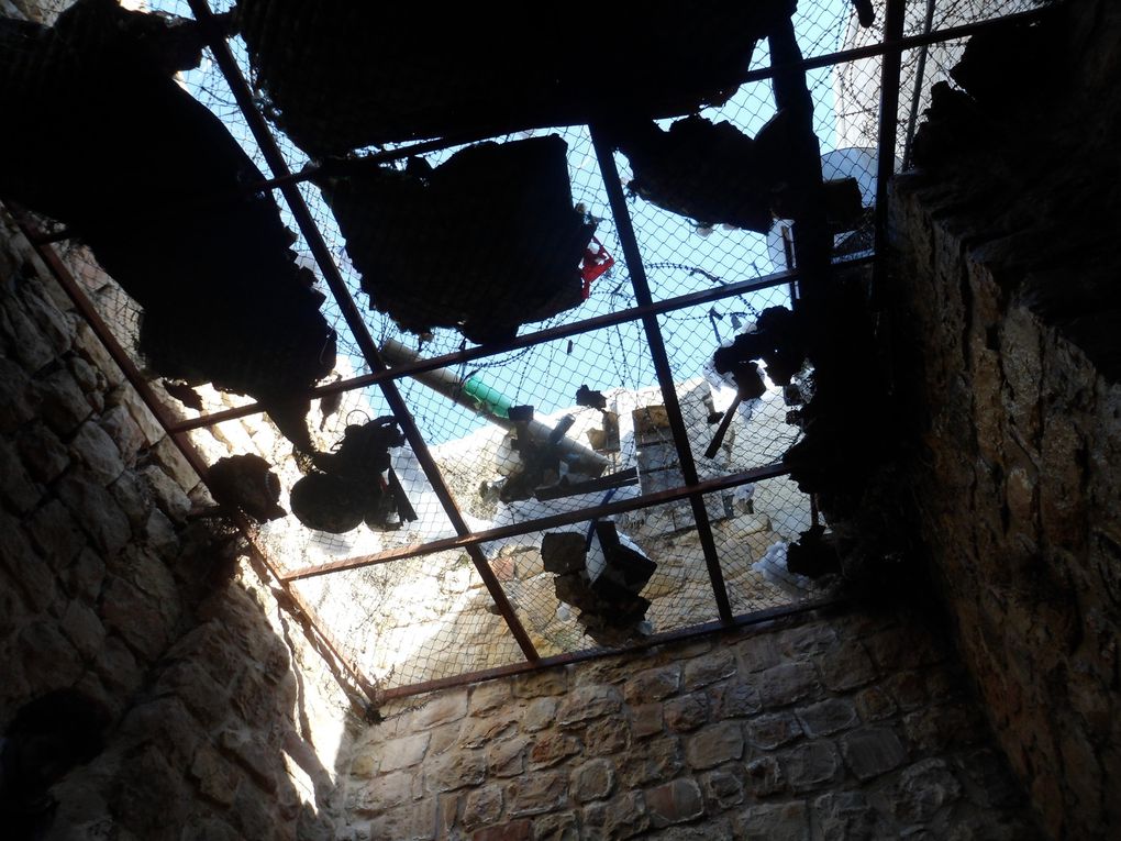 La séparation d'Hébron en 2 zones. Des grillages de protections ont été installés palestiniens afin de faire face aux jets de pierres et de déchet.