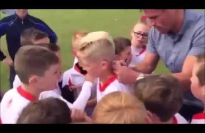 Video - Un enfant demande à Carragher si Suarez l’a déjà mordu 