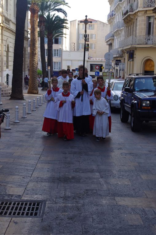 Grande procession en présence de Mgr Rey et Mgr Fisichella dans les rues du Centre ville