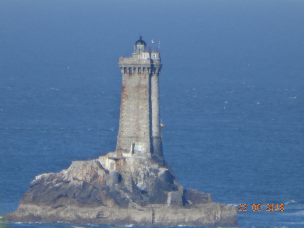 Pointe du Raz, phare de la Vieille, du Tevernec et l'Ile de Sein au loin