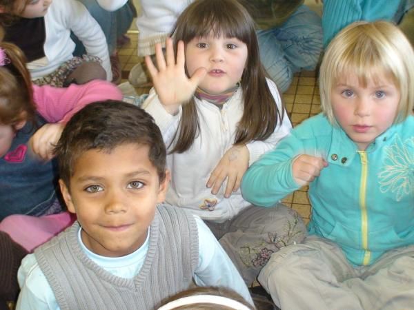 Tendres et amusants moments à partager en famille ou avec sa classe. Petits et grands participent activement aux comptines et jeux. Plaisir et rires GARANTIS !!!