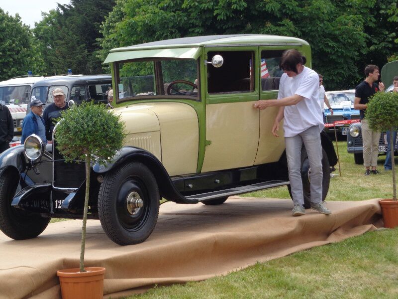 photos de l'exposition de voiture anciennes par l'atelier du temps dans le parc du restaurant Benureau