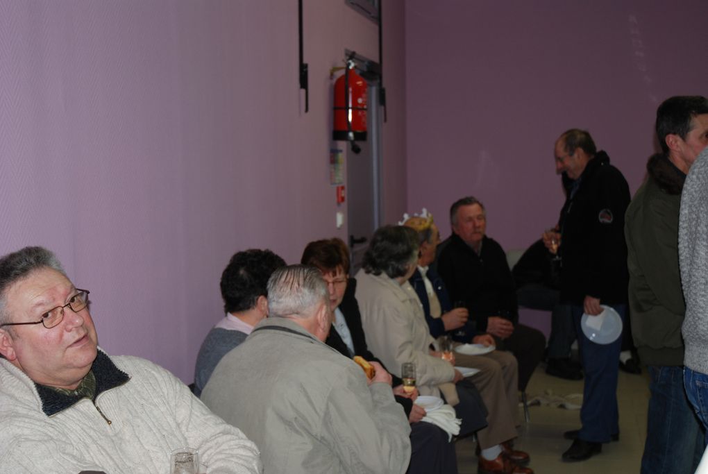 Les voeux du maire 2010 dans les anciens vestiaires de foot réhabilités en salle communale, chacun y dégusta la galette et pris le verre de l'amitié