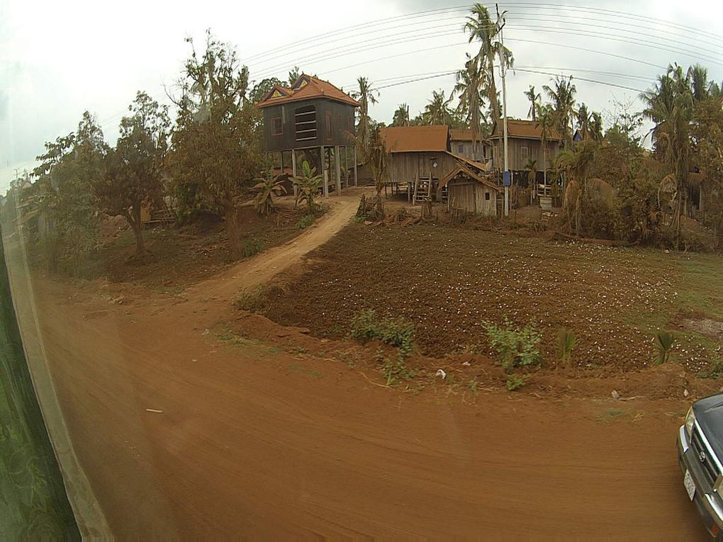 la poussiere degage par le passage des vehicules ce depose sur les habitations, vegetaux et probablement dans les poumons des habitants des ces lieux