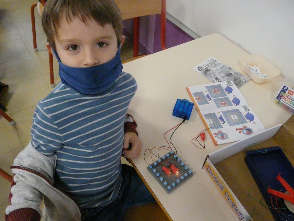 LES PETITS ELECTRICIENS