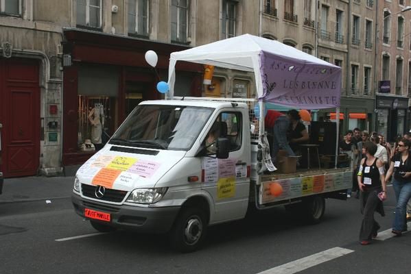 Samedi 2 juin 2007, Marche des Fiert&eacute;s LGBT 2007 &agrave; Nancy... Quelques photos du d&eacute;fil&eacute; dans les rues de Nancy... Un grand merci &agrave; Kristof &amp; Nicolas pour l'organisation r&eacute;ussie, et rendez-vous &agrave; Metz en 2008 !<br /><span style="font-style: italic;">(Pour retourner sur mon blog, cliquer </span><a href="http://al1web.over-blog.com/" style="font-style: italic;">ici</a><span style="font-style: italic;"> !)</span>