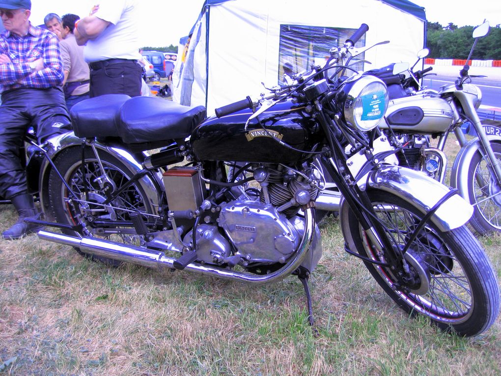 Photos Coupes Moto Legende 2011-2 Dijon Prenois
démonstrations motos et side car anciens sur piste