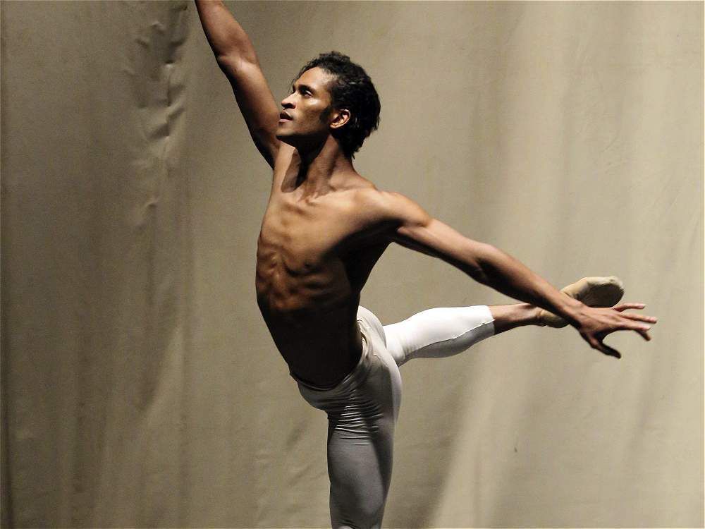 Fernando Montaño, le premier soliste colombien du Royal Ballet, a bouleversé les montagnes et franchi les obstacles pour réaliser son succès en tant que danseur, mannequin et personnalité de la télévision.