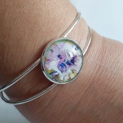 Peinture acrylique art abstrait contemporain,bracelet jonc argente,cabochon verre loupe rond 20mm,bouquet fleuri blanc bleu violet jaune vert,par artiste peintre francaise,cadeau fete anniversaire noel, femme homme unisex lgbt